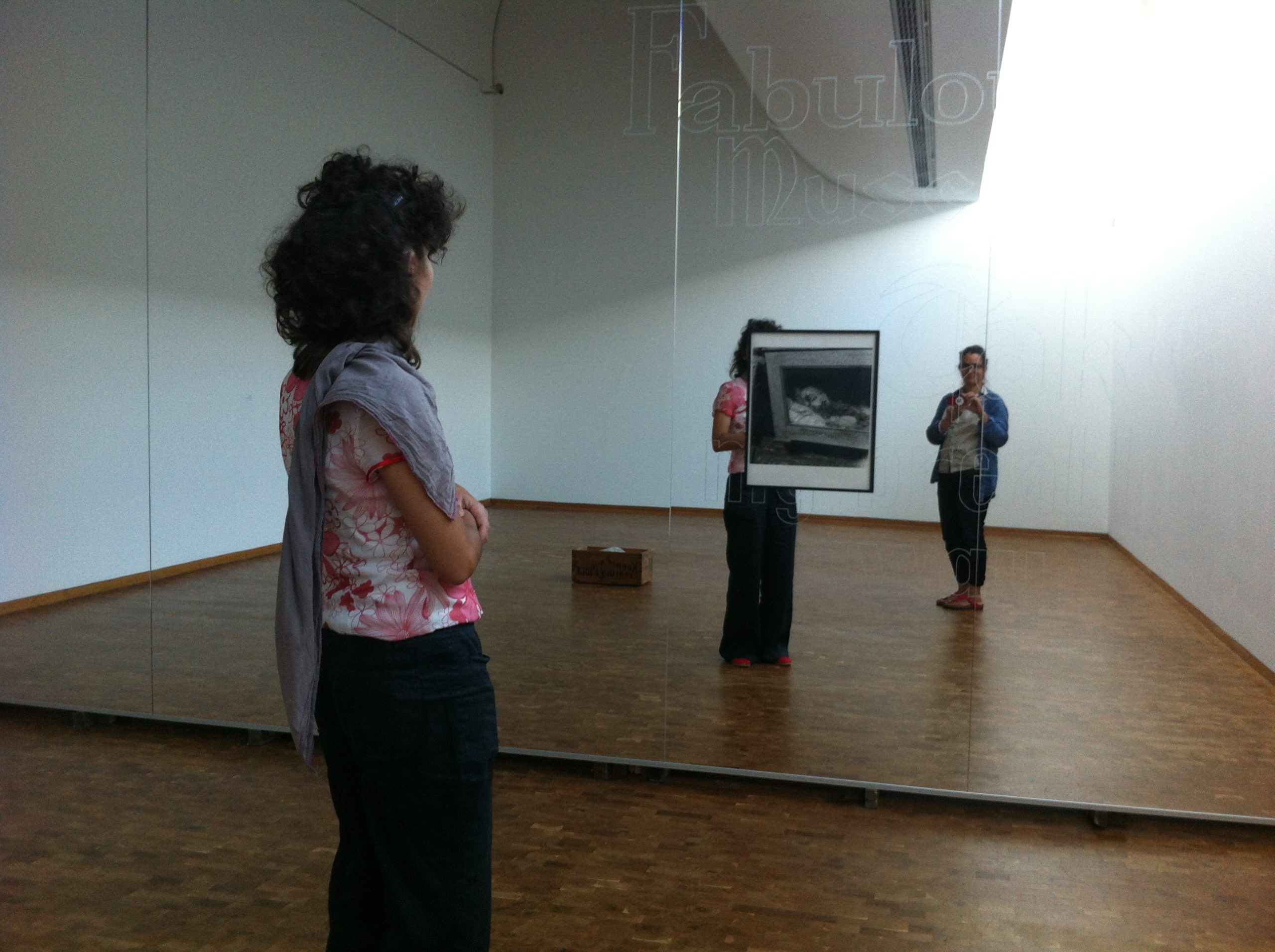 DanhVo in Köln mit Rosanna vorm Spiegel