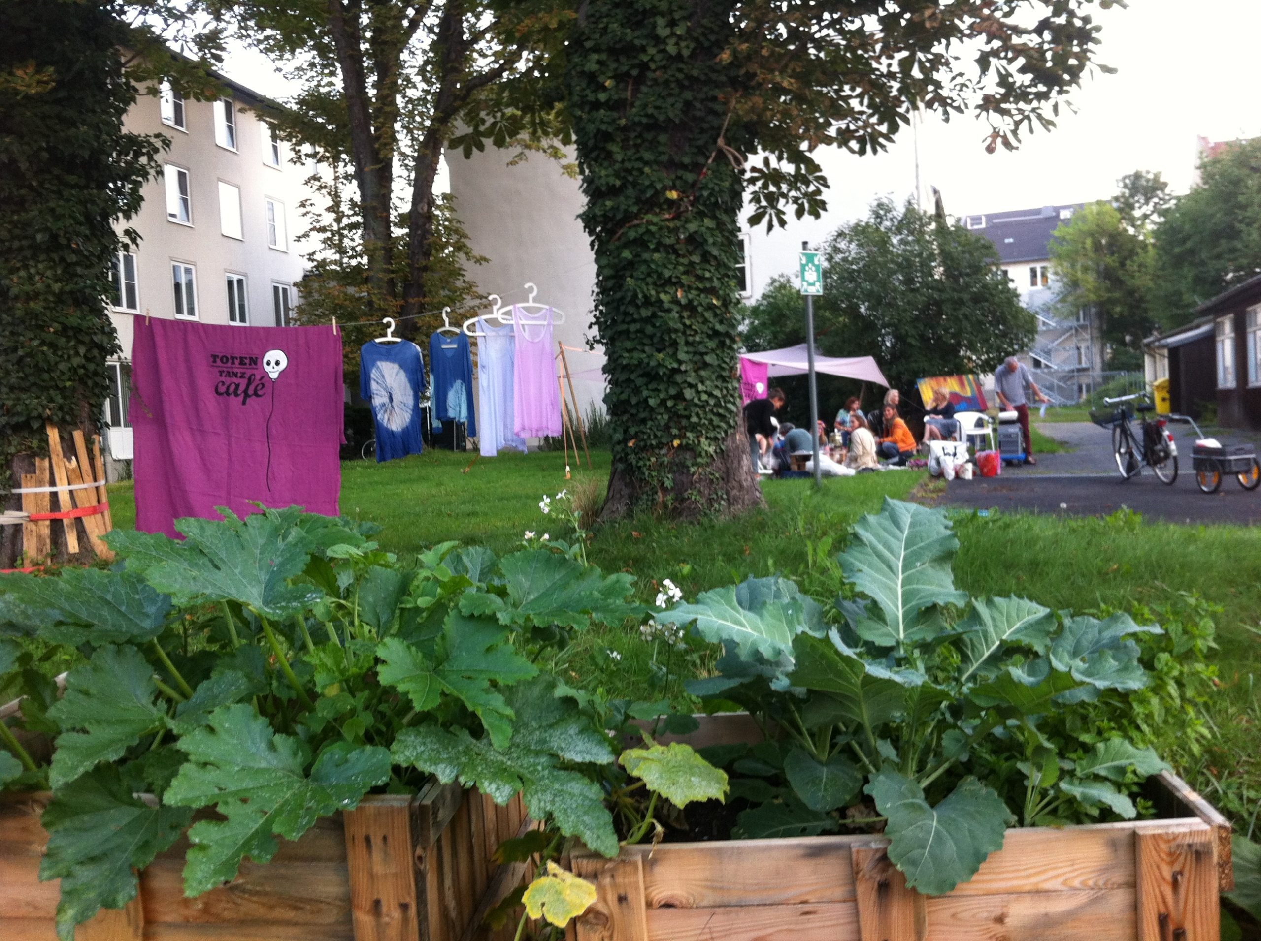 TotentanzCafé Banner und ein T-Shirt gebatikt