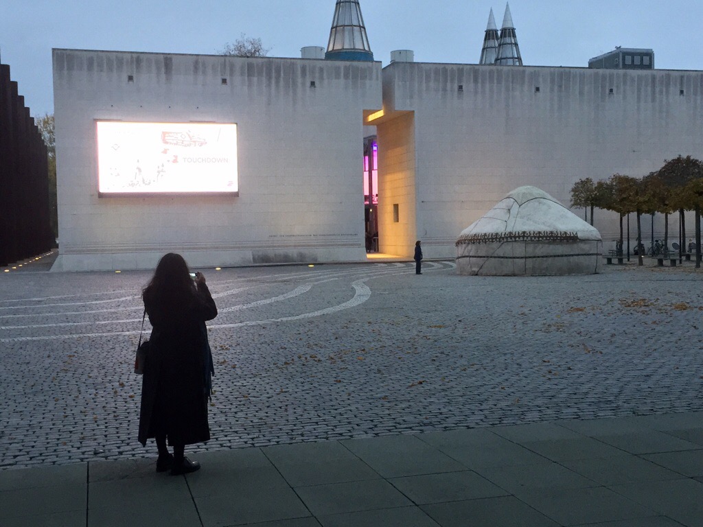 Jurte vor der Kunst- und Ausstellungshalle am 29.11.2016, Bonn