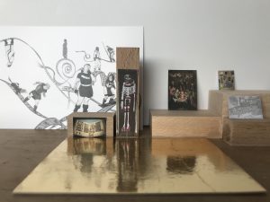 Ein Modell des Raum 3 der TOUCHDOWN Ausstellung in der Verkleinerung 1:25 Man sieht ein Skelett, den Sachsenspiegel, ein Altarbild und die Astronauten von kUMUSI