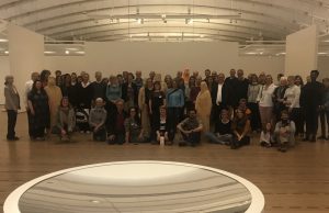 Gruppenfoto in der TOUCHDOWN Ausstellung zwischen den Holz-Skulpturen von Markus Keuler, die letzten Besucherinnen und Besucher der Ausstellung