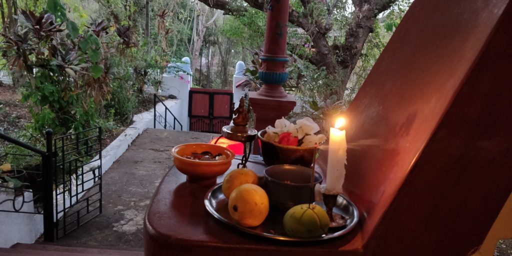 Fullmoon picknick at Aldona, Mangos, flowers and candle