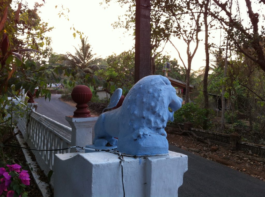 Hellblauer Löwe bewacht das Haus