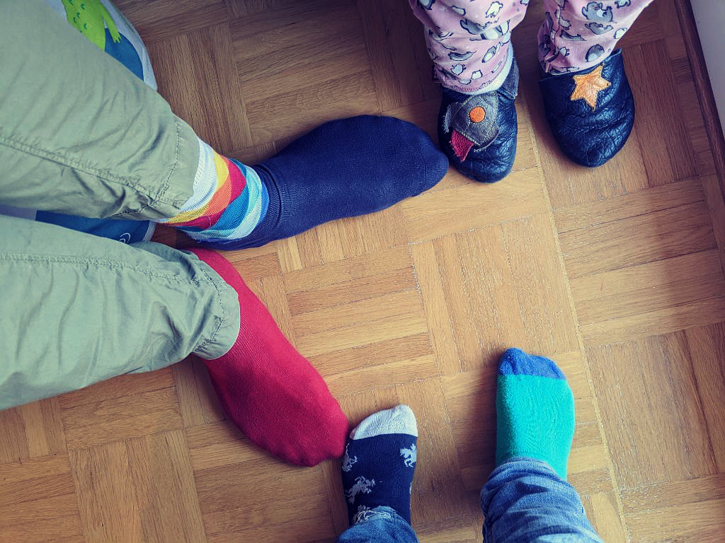 Auf dem Foto siehst Du 3 Paar verschiedene Socken